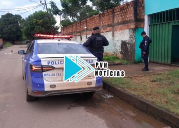 URGENTE: Mulher invade casa, ataca ex e familiares dele a facadas na leste
