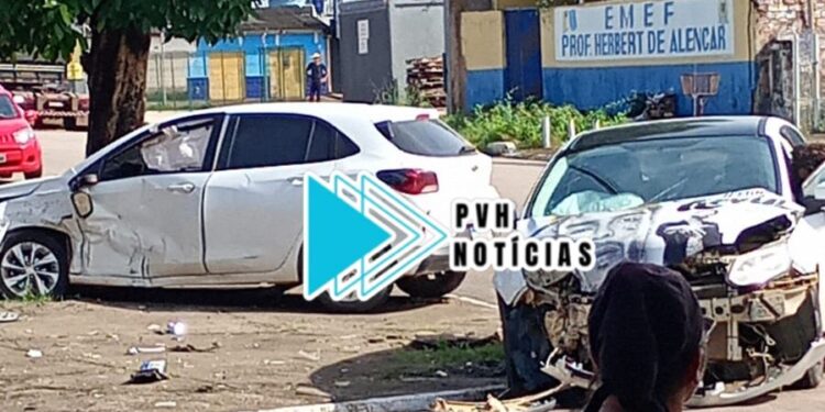 VÍDEO: Carro avança preferencial e causa grave batida na capital