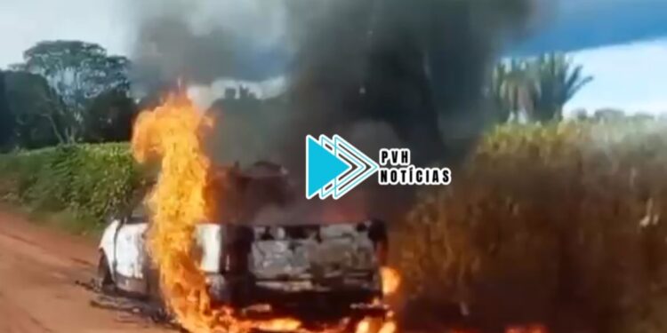 VÍDEO: Motorista sai a tempo e vê carro sendo destruído por incêndio em Candeias do Jamari