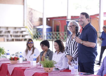 Alex Redano reforça incentivo ao esporte com entrega de kits para futebol society