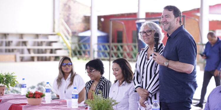 Alex Redano reforça incentivo ao esporte com entrega de kits para futebol society