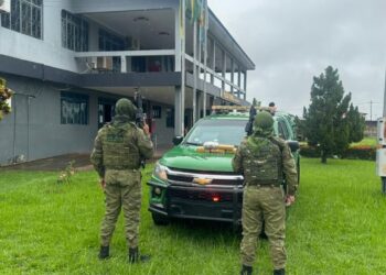Casal é preso transportando 5kg de drogas em moto