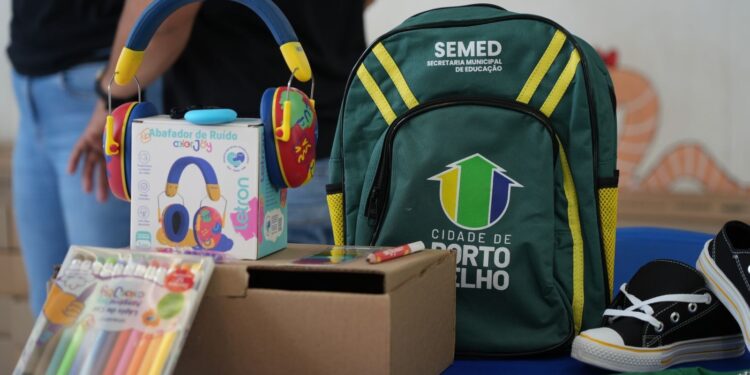 Kits inclusivos são entregues a estudantes da rede municipal – Assista