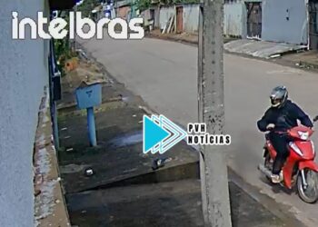 ARREPENDEU: Vídeo mostra suspeito que fugiu correndo com iPhone devolvendo aparelho após repercussão