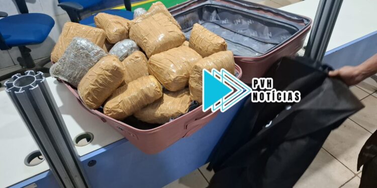 VÍDEO: Adolescente de facção é flagrada com 20kg de drogas em táxi na BR-364