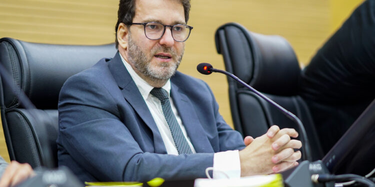 Deputado Alex Redano cobra manutenção urgente do ar condicionado no Hospital João Paulo II