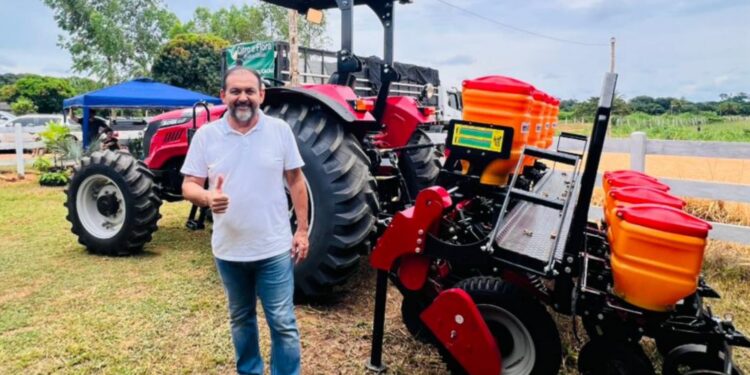 Laerte Gomes faz super entrega de implementos agrícolas para fortalecer produção rural em Costa Marques