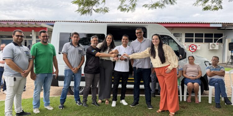 Cássio Gois entrega van adaptada para transporte de pacientes de hemodiálise em Nova Brasilândia d’Oeste