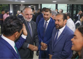 Deputado Laerte Gomes participa da posse da nova Mesa Diretora do Parlamento Amazônico no Acre