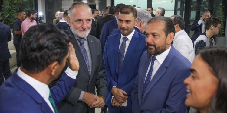 Deputado Laerte Gomes participa da posse da nova Mesa Diretora do Parlamento Amazônico no Acre