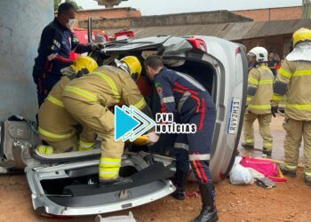 URGENTE: Motorista fica presa às ferragens em acidente com capotamento de dois veículos na zona leste