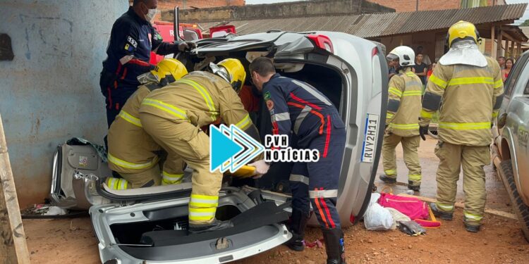 URGENTE: Motorista fica presa às ferragens em acidente com capotamento de dois veículos na zona leste