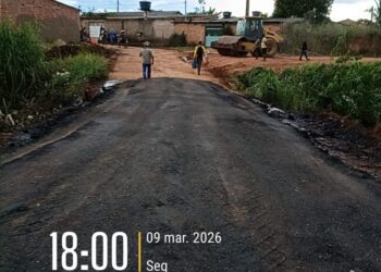 Serviços de limpeza e tapa-buracos são iniciados na Rua Lisboa após solicitação do vereador Edimilson Dourado