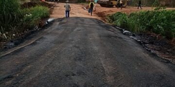 Serviços de limpeza e tapa-buracos são iniciados na Rua Lisboa após solicitação do vereador Edimilson Dourado