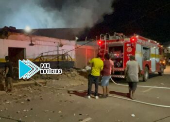 VÍDEO: Incêndio destrói oficina de motos no centro de Porto Velho