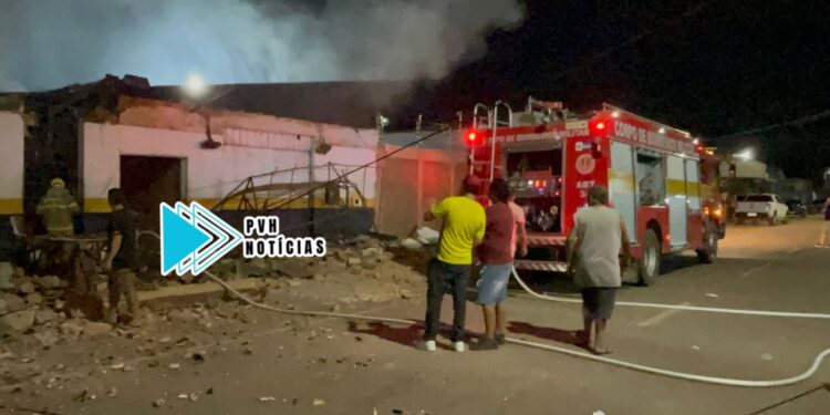 VÍDEO: Incêndio destrói oficina de motos no centro de Porto Velho