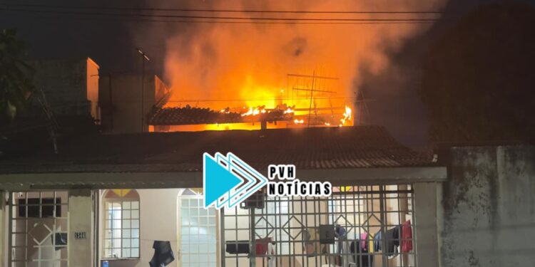 CRIMINOSO: Casa é destruída por incêndio após mulher ser ameaçada pelo ex-marido em Porto Velho