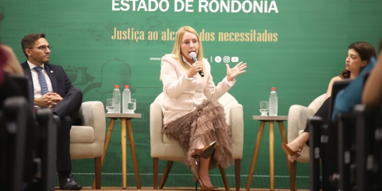 Ieda Chaves defende mais mulheres nos espaços de poder em encontro na DPE-RO