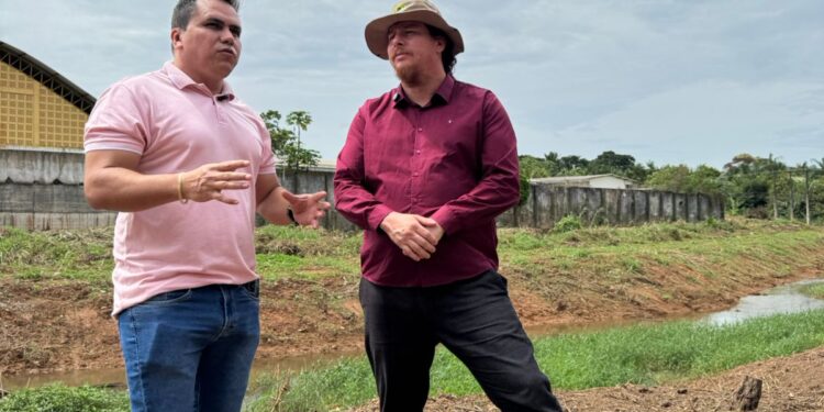 Após solicitação de Edimilson Dourado, canal no Castanheiras recebe limpeza histórica