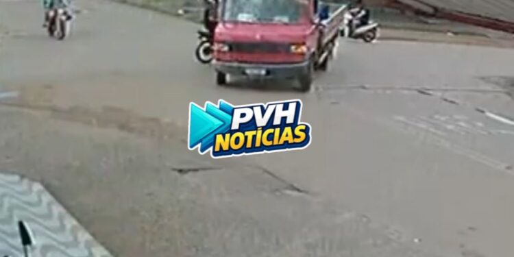 VÍDEO: Motorista de caminhão faz conversão e causa grave acidente com motociclista na zona leste