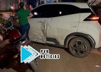 URGENTE: Carro de aplicativo faz retorno e causa grave acidente com casal em moto na Rio Madeira
