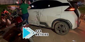 URGENTE: Carro de aplicativo faz retorno e causa grave acidente com casal em moto na Rio Madeira