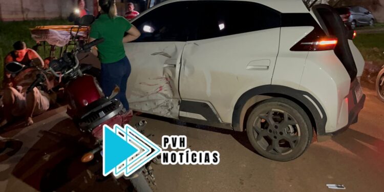 URGENTE: Carro de aplicativo faz retorno e causa grave acidente com casal em moto na Rio Madeira