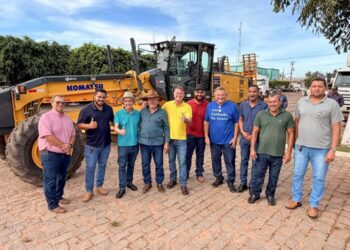 Deputado Luizinho Goebel participa de entrega de maquinário em Chupinguaia com recursos de emenda parlamentar