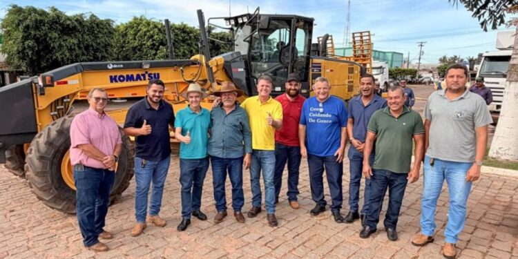 Deputado Luizinho Goebel participa de entrega de maquinário em Chupinguaia com recursos de emenda parlamentar