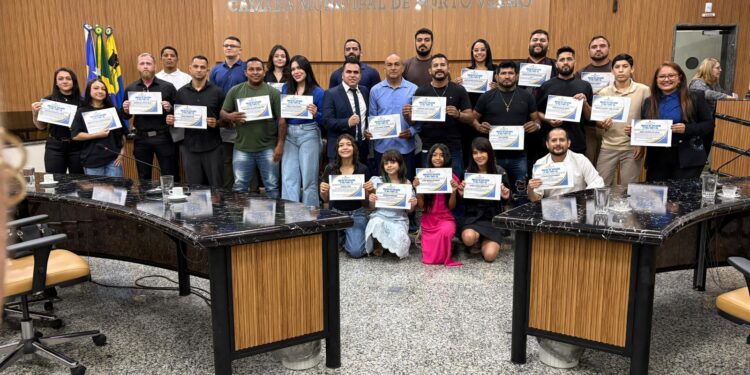 Vereador Edimilson Dourado presta homenagem a mestre de artes marciais por contribuição ao esporte em Rondônia