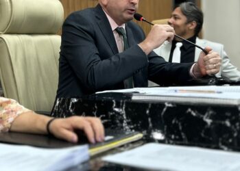 Segurança na escola: Gedeão Negreiros exige operação tapa-buracos e limpeza de ponto de ônibus no bairro Marcos Freire