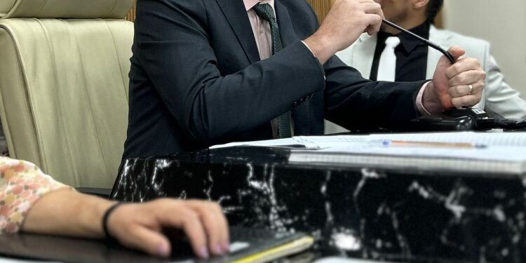 Segurança na escola: Gedeão Negreiros exige operação tapa-buracos e limpeza de ponto de ônibus no bairro Marcos Freire