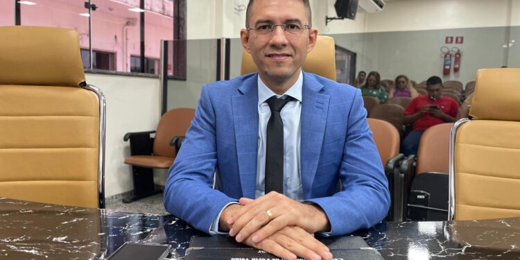 Pedro Geovar garante iluminação na Estrada dos Periquitos com solução definitiva da Prefeitura