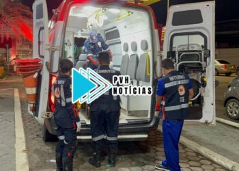 ATENTADO A BALA: Homem é atacado a tiros após ser chamado no portão de casa