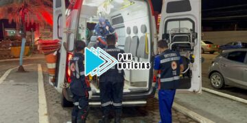 ATENTADO A BALA: Homem é atacado a tiros após ser chamado no portão de casa