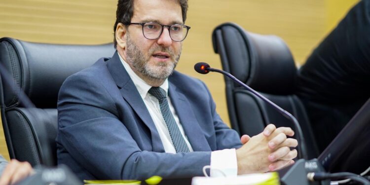 Deputado Alex Redano cobra reforço urgente de servidores no Hospital Regional de Buritis