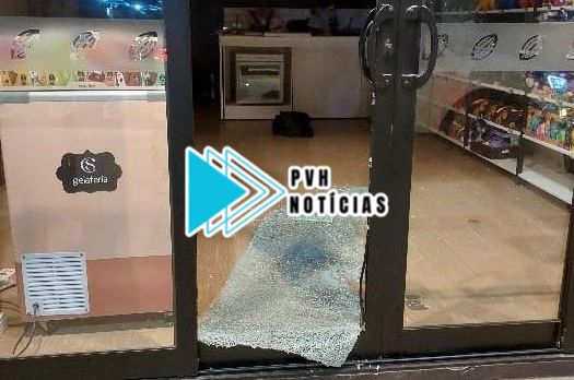 NA MADRUGADA: Loja da Cacau Show é alvo de furto no centro de Porto Velho