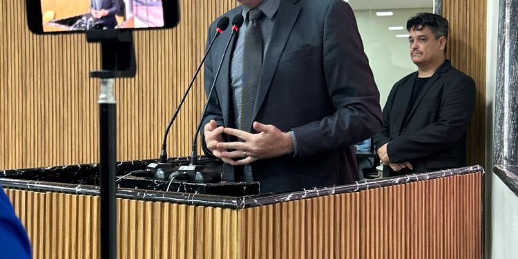 Fim da lama: Gedeão Negreiros cobra pavimentação asfáltica urgente para a Rua Estrela, no Bairro Tiradentes