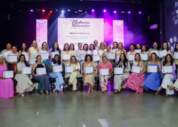 Eyder Brasil homenageia mulheres em Ariquemes durante o evento Mulheres Relevantes