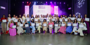 Eyder Brasil homenageia mulheres em Ariquemes durante o evento Mulheres Relevantes