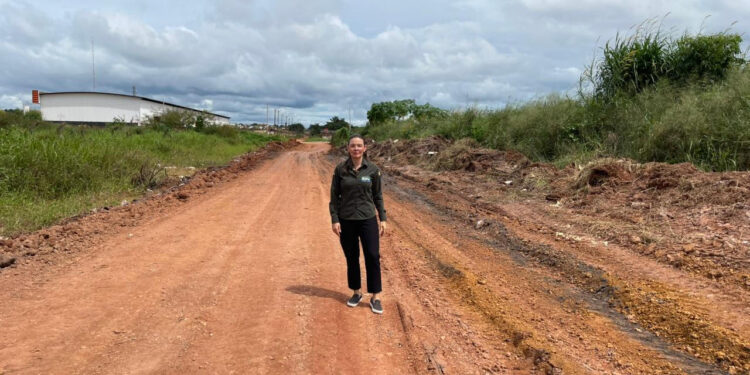 Após fiscalização, Sofia Andrade cobra e prefeitura inicia melhorias em rua e área de lazer na Zona Leste de Porto Velho