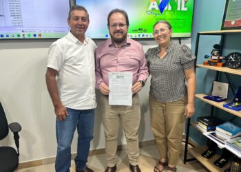 Deputado Laerte Gomes e vereadora Nadja Lagares levam demanda sobre abastecimento de água em Espigão do Oeste à Caerd