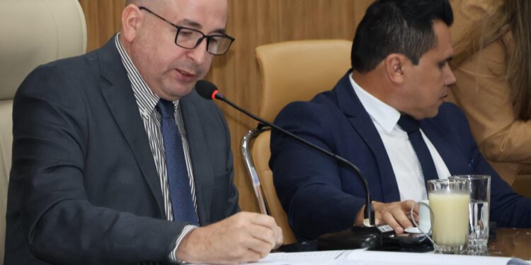 Diálogo intermunicipal: Presidente Gedeão Negreiros recebe visita institucional de vereador de Cacoal na Câmara de Porto Velho