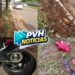 NA ESCURIDÃO: Motociclista bate em árvore após perder controle em lombada na RJ