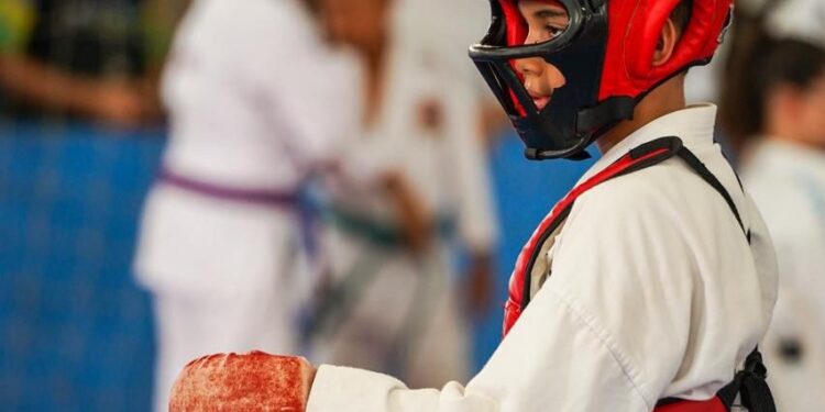 Deputado Alex Redano destaca trajetória de atleta durante Copa Credisis de Karatê