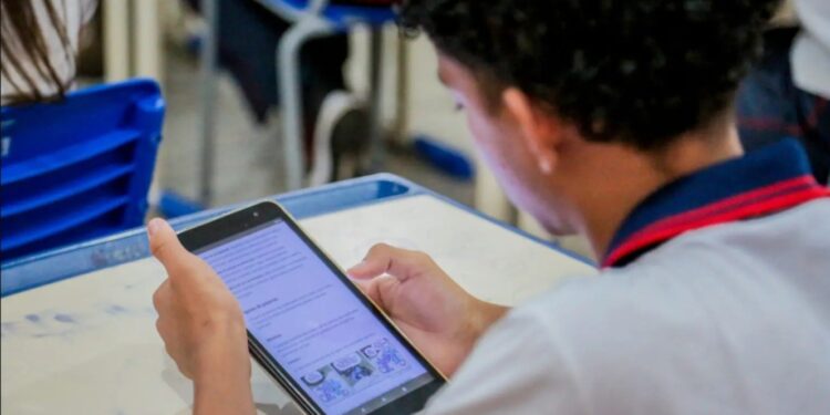 Ieda Chaves propõe internet por fibra óptica em escolas estaduais de Rondônia