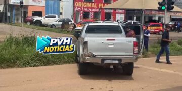 URGENTE: Moto bate em traseira de Hilux e deixa casal ferido na Imigrantes