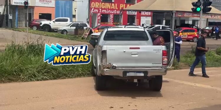 URGENTE: Moto bate em traseira de Hilux e deixa casal ferido na Imigrantes