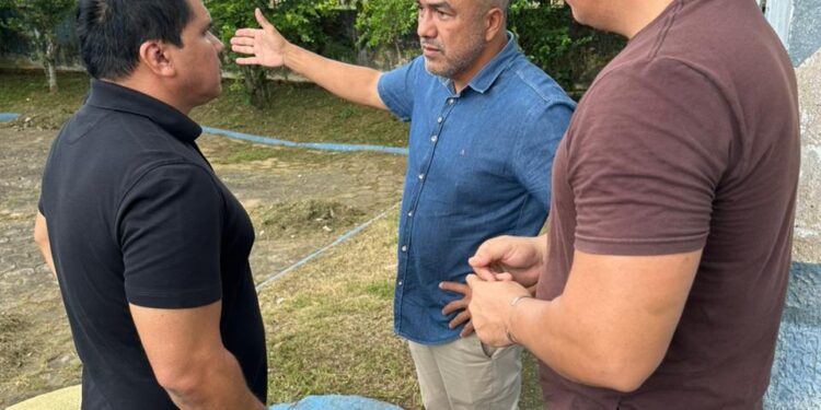 O vereador Edimilson Dourado esteve acompanhando de perto os trabalhos na Praça João Roque de Lima, conhecida como Praça do Caladinho.