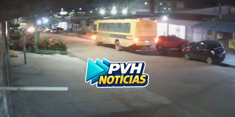 ATUALIZADA: Ônibus escolar de Candeias perde o freio e causa destruição no centro de Porto Velho- Veja o Vídeo